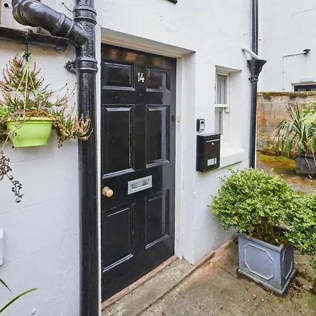 Host & - Scoresby Place * Whitby