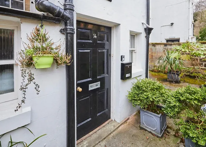 Host & - Scoresby Place * Whitby