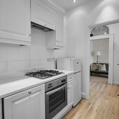 Host & - Scoresby Place * Whitby