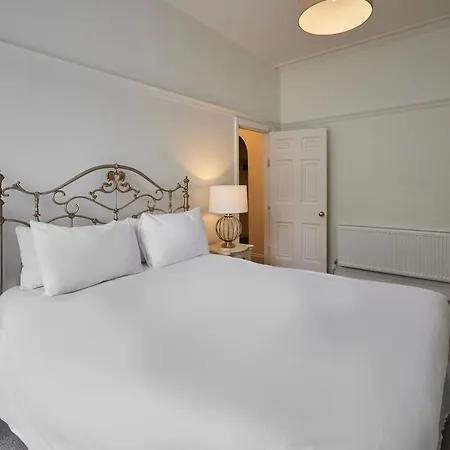 Host & - Scoresby Place Уитби
