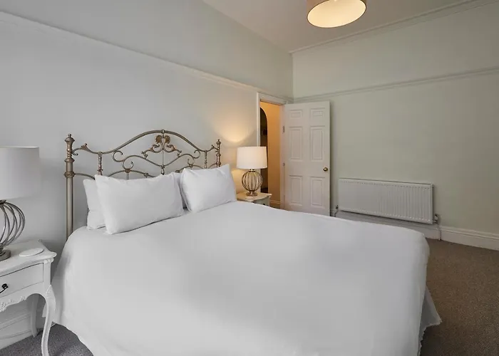 Host & - Scoresby Place Whitby